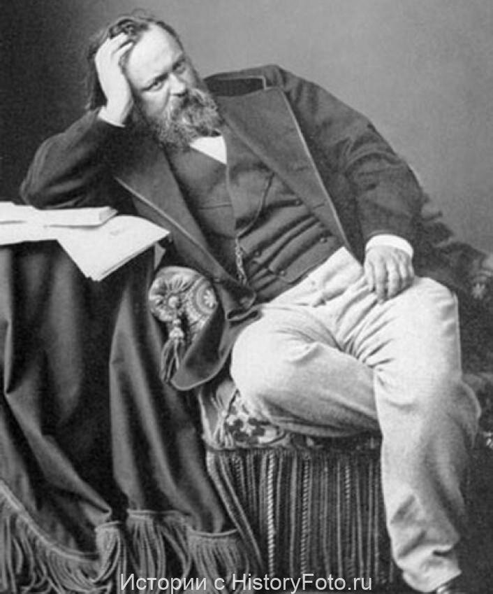 Александр Иванович Герцен (1812–1870) — русский публицист-​революционер, писатель, педагог, философ. Принадлежал к числу крайне левых политиков и критиков монархического устройства в России, выступая за социалистические преобразования. Издатель революционного еженедельника «Колокол» (1857–1867) и альманаха «Полярная звезда» (1855–1868). Будучи в эмиграции, открыто поддержал польское восстание 1863 года, с чем стало связано разочарование в «Колоколе» многих русских интеллектуалов. Упадку интереса к социальной критике «Колокола» также способствовала крестьянская реформа в России. Александр Иванович Герцен, 1861 год.
