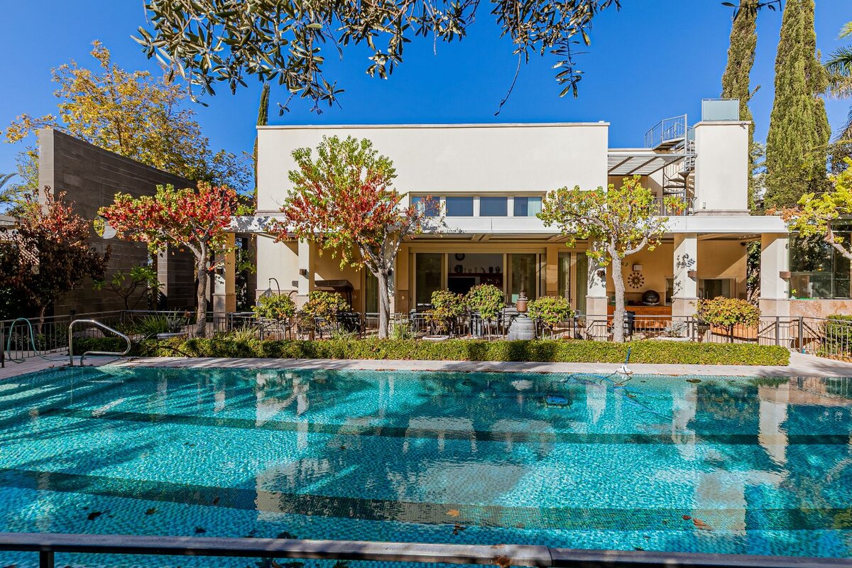 Вилла в Кейсарии на продажу.