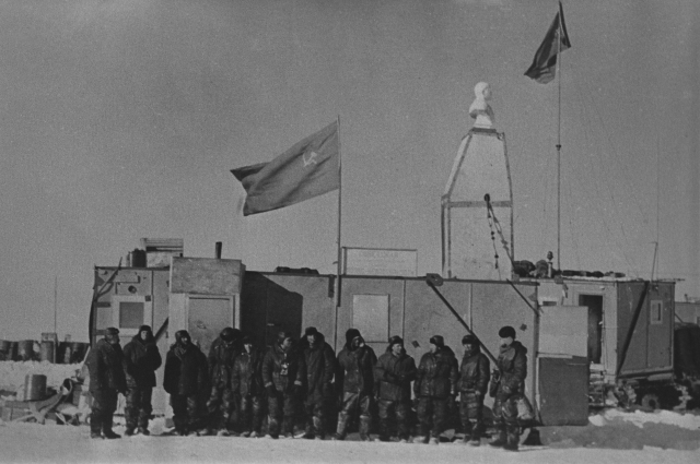 1958, 14 декабря: Третья советская экспедиция впервые достигла Полюс недоступности в Антарктиде (самой удаленной от побережья точки материка).