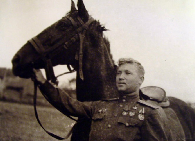 Советский поэт Михаил Луконин часто бывал на фронте. Он написал про Рубинского такие строки: Проходят шагом исполинским, Они походкою тугой, И видно, что идёт Рубинский, А не какой-нибудь другой.