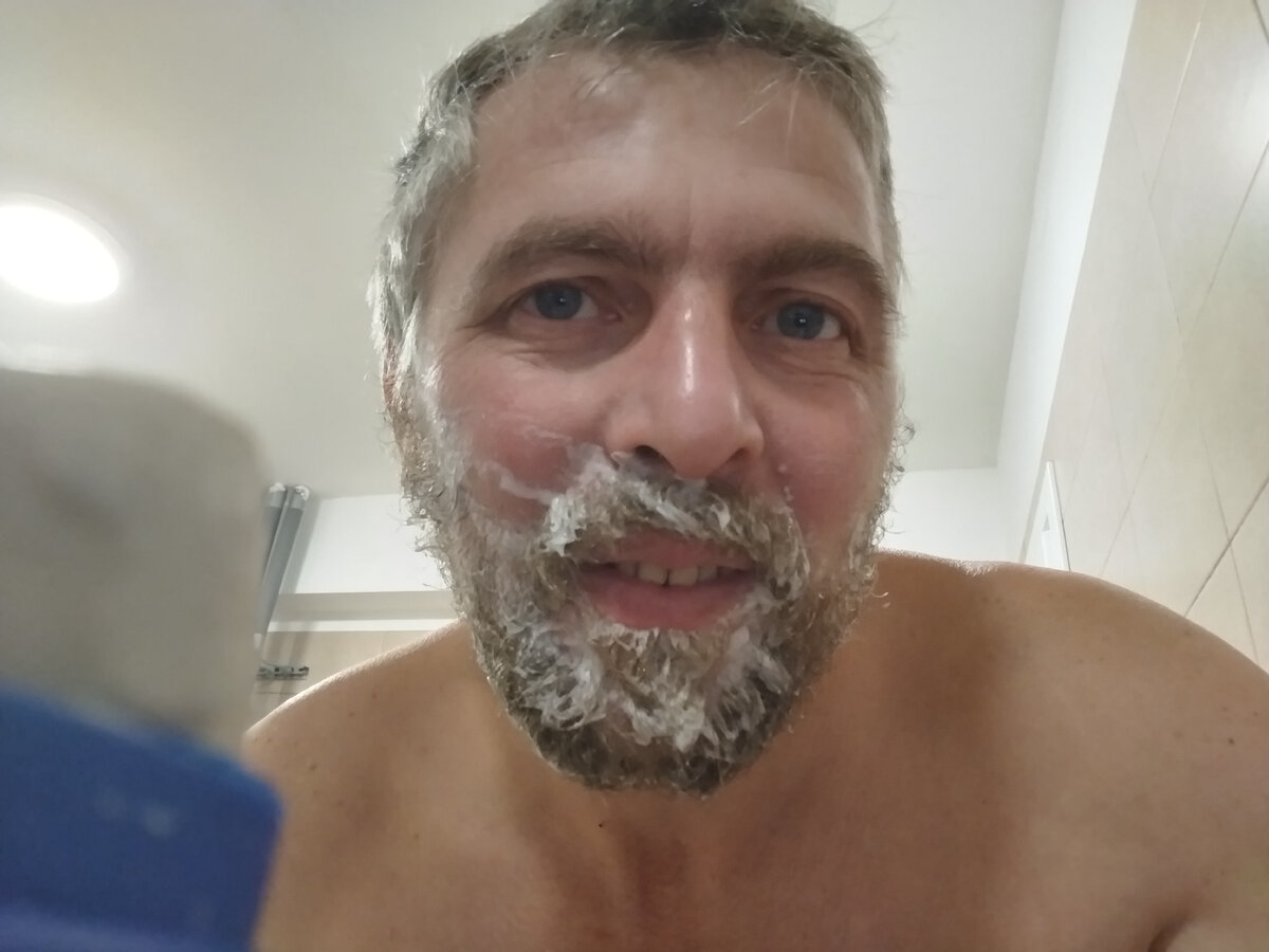 Я всегда бреюсь одноразовым станком и мылом. 