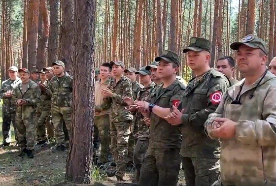    Военнослужащие во время концерта в зоне СВО