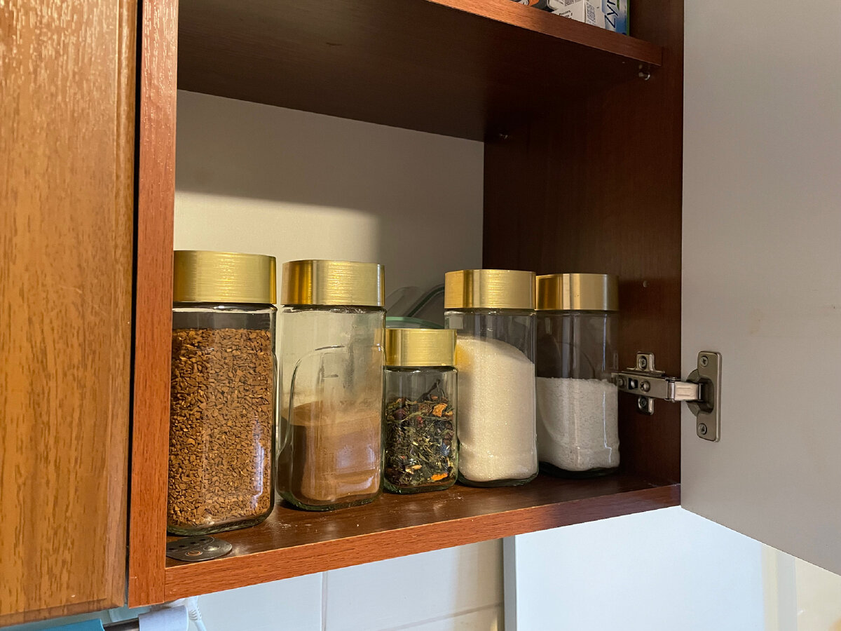 Красота после замены разных упаковок на однотипные баночки для сыпучих