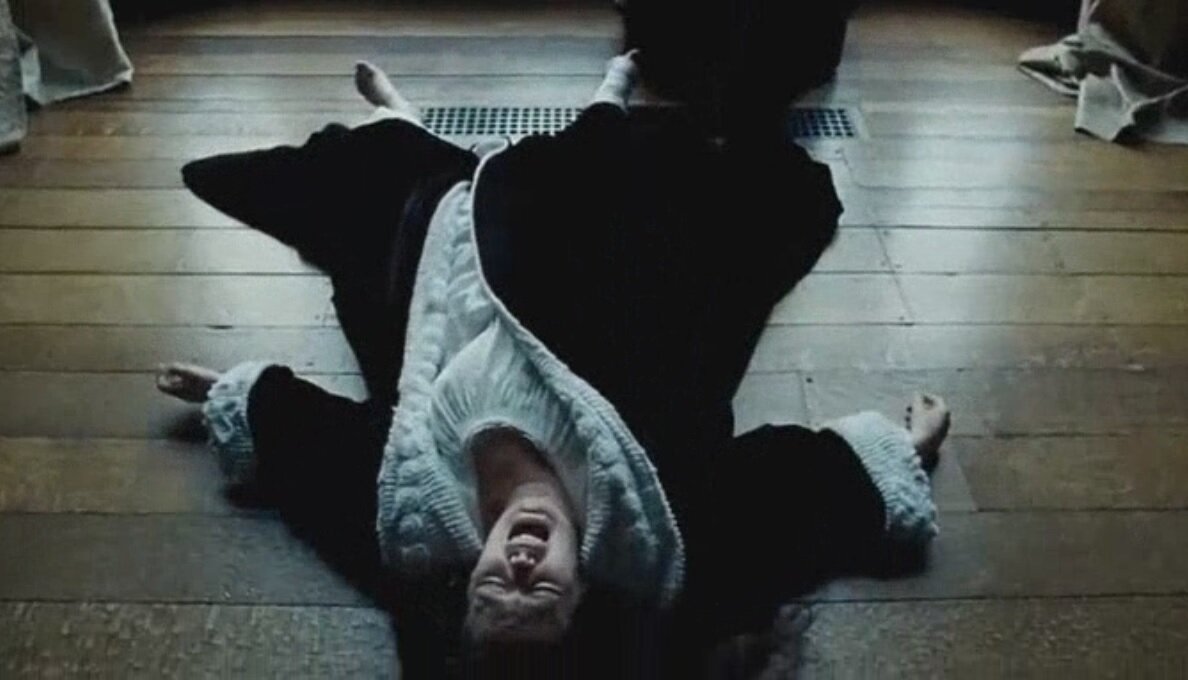 Королева Анна Стюарт упала и ревет. Кадр из фильма