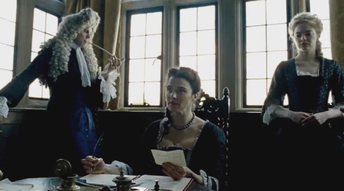 Старая фаворитка Сара Черчилль занимается государственными делами. Кадр из фильма