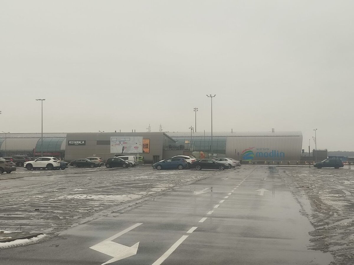 Аэропорт Модлин, очень маленький, практически ангар