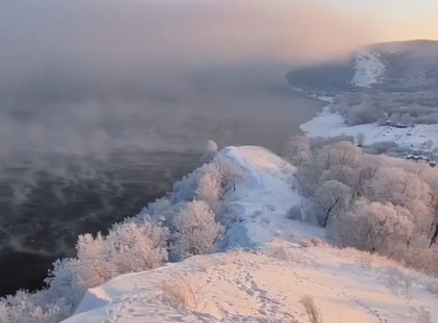 Зимняя сказка на Волге в Самаре с горы на парящую от мороза гладь воды 