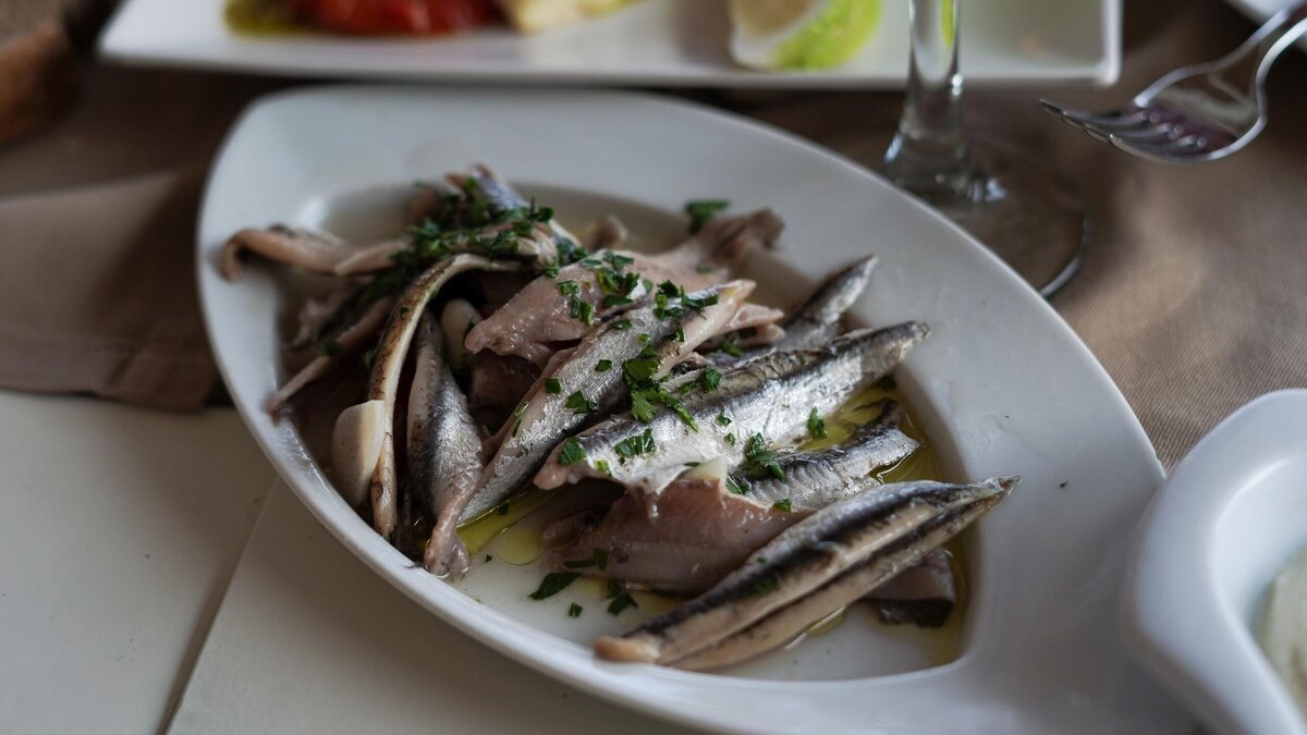    Собираетесь сделать сельдь под шубой? Эксперты нашли самые небезопасные марки рыбы© Unsplash | Yoav Hornung