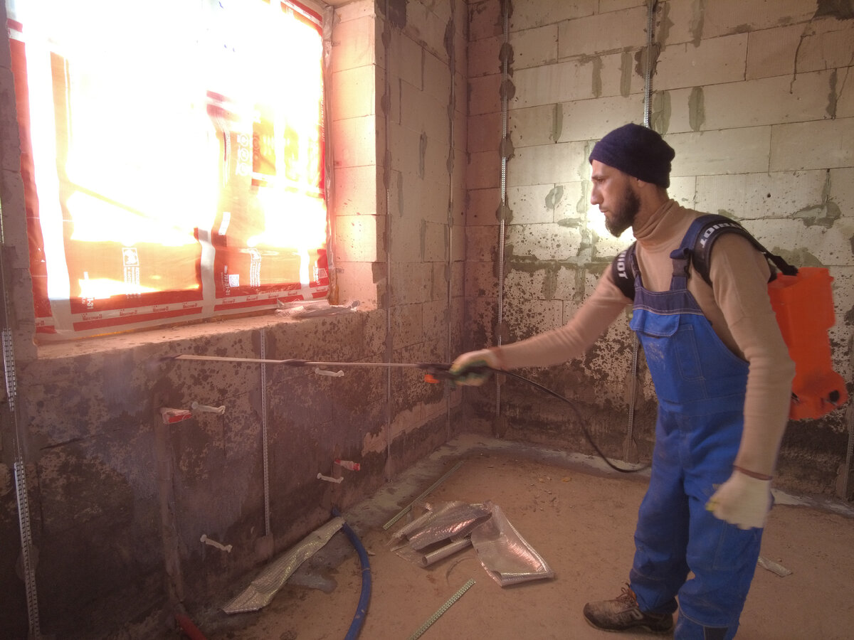 Нанесение проникающей грунтовки Baumit Grund распылением при помощи аккумуляторного садового распылителя. Подготовка основания перед механизированным нанесением известково-цементной штукатурки Baumit MPI25 внутри дома