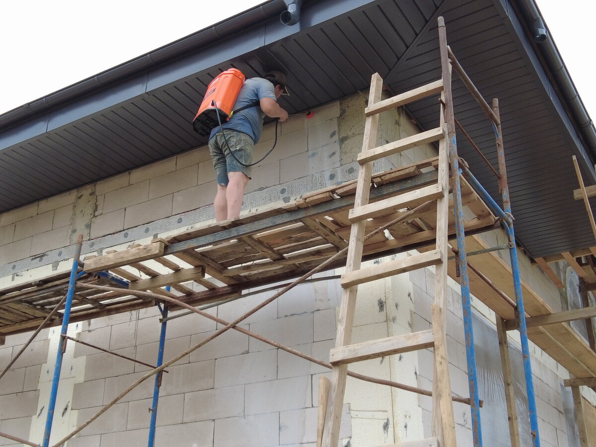 Нанесение проникающей грунтовки Baumit Grund распылением при помощи аккумуляторного распылителя. Подготовка газобетонного основания перед приклейкой Базальтовой Минераловатной Плиты Paroc Linio20 на фасады газобетонного дома. Приклейка на клей Baumit NivoFix.