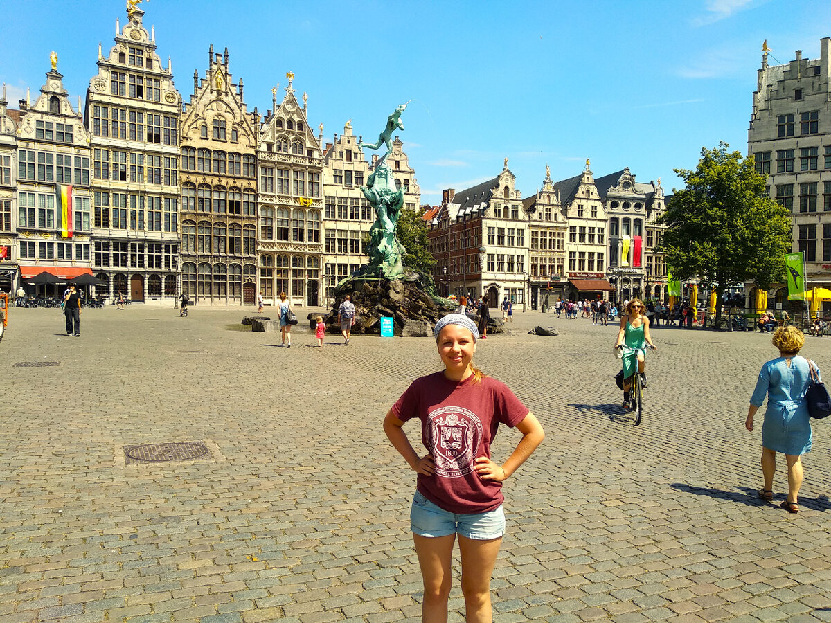 На площади Гроте Маркт