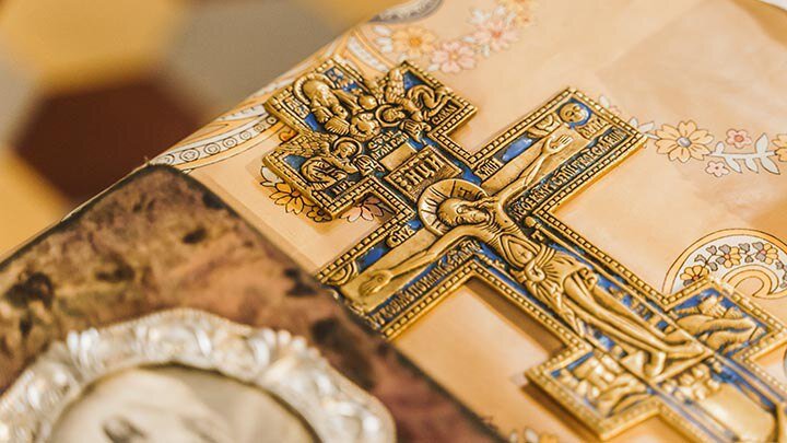 КРЕСТ ГОСПОДЕНЬ – ГЛАВНАЯ ХРИСТИАНСКАЯ СВЯТЫНЯ, НЕУВАЖЕНИЕ К КОТОРОЙ, А ОСОБЕННО – НАДРУГАТЕЛЬСТВО, КРЕСТОПОПИРАНИЕ, ДЕЙСТВИТЕЛЬНО, ЯВЛЯЕТСЯ ТЯГЧАЙШИМ ГРЕХОМ. ФОТО: RABIZO ANATOLII/SHUTTERSTOCK