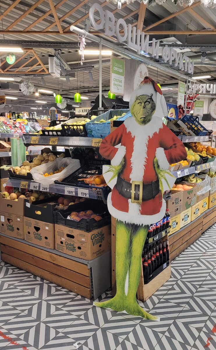 Такой персонаж встречает на входе в супермаркет