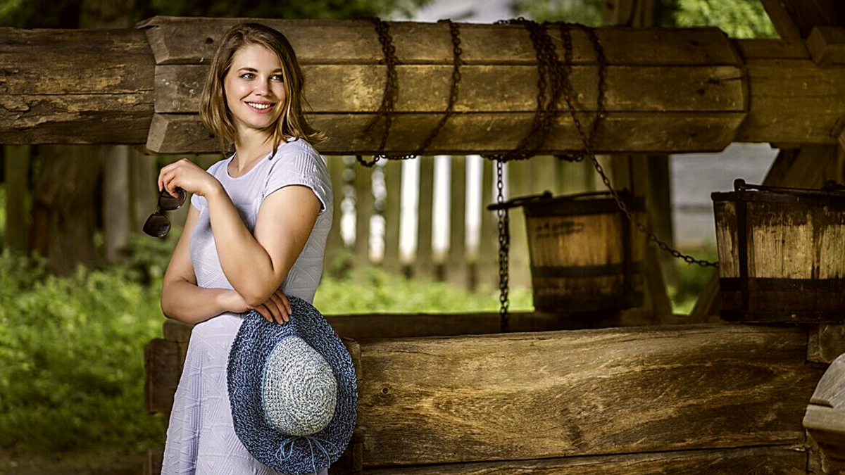 Первые девушки в деревне. Деревенские девушки. Девушки в деревне. Фотосессия девушки в деревне. Девушки в деревне.