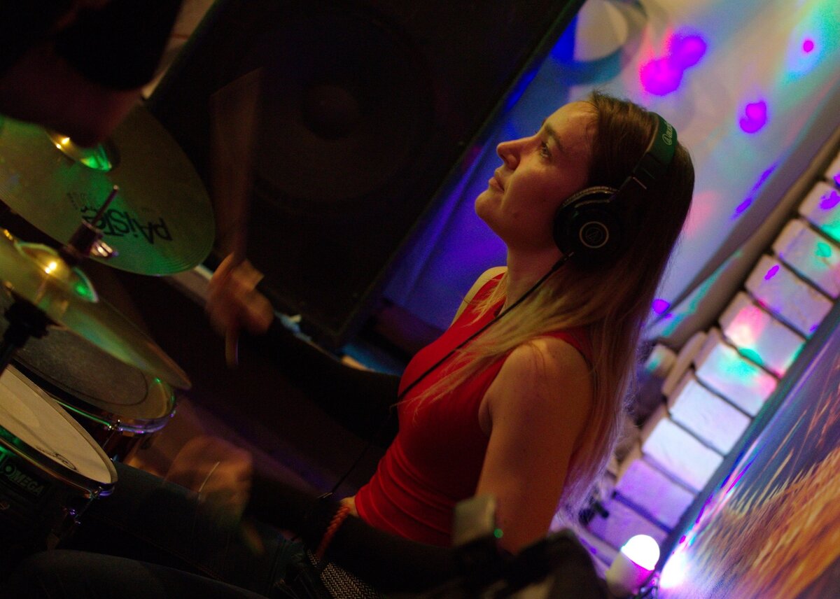 Фото с выступления. Ну вдруг вы не поверите, что я барабанщик😄