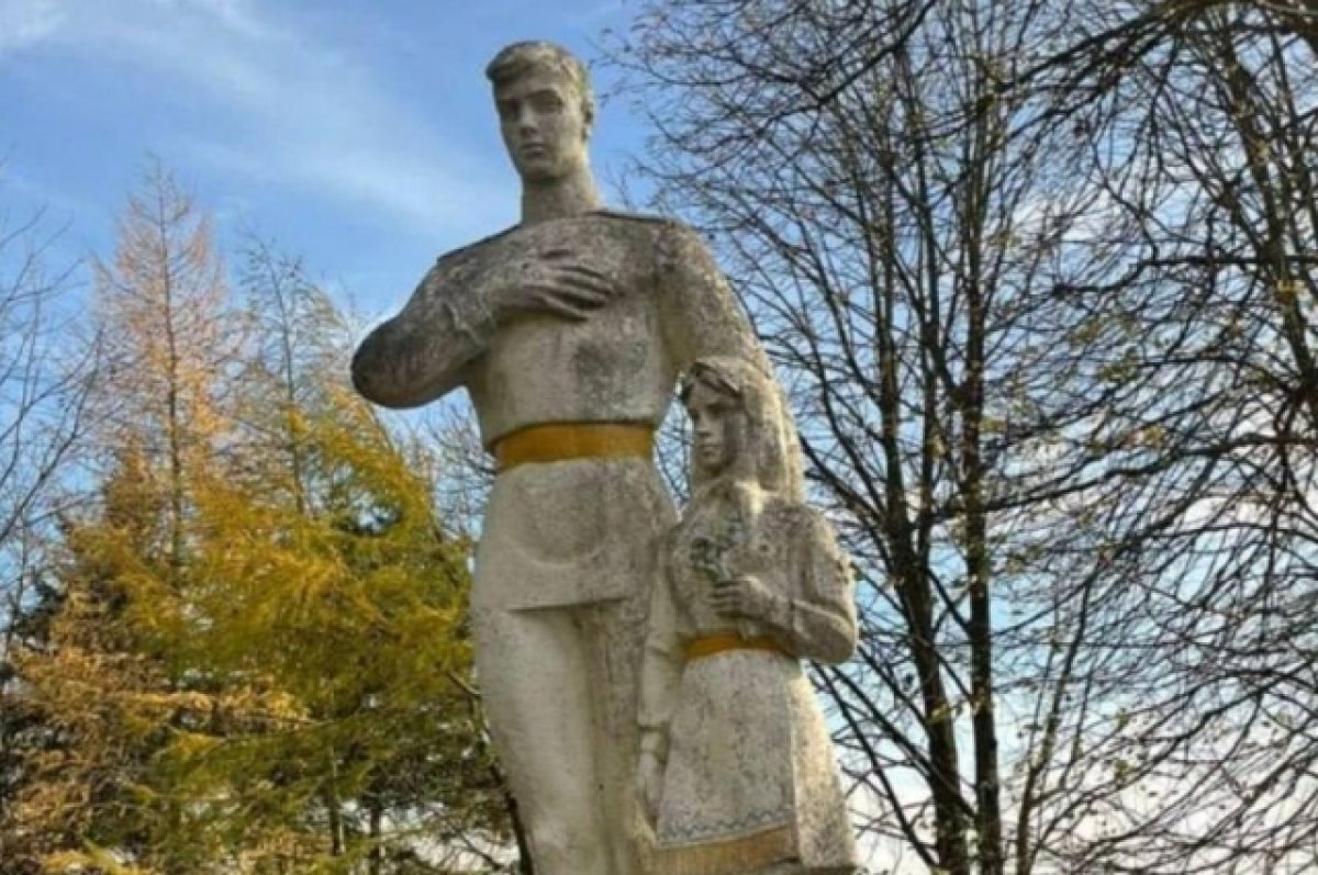    Под Львовом староста села залез на памятник воину и не дал его снести