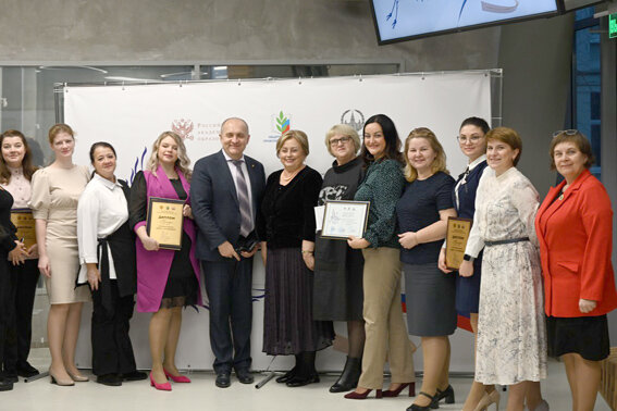    Виктор БАСЮК и Татьяна КУПРИЯНОВА (в центре) с участниками олимпиады