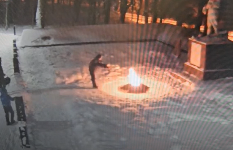 ФОТО С КАМЕР У ПАМЯТНИКА