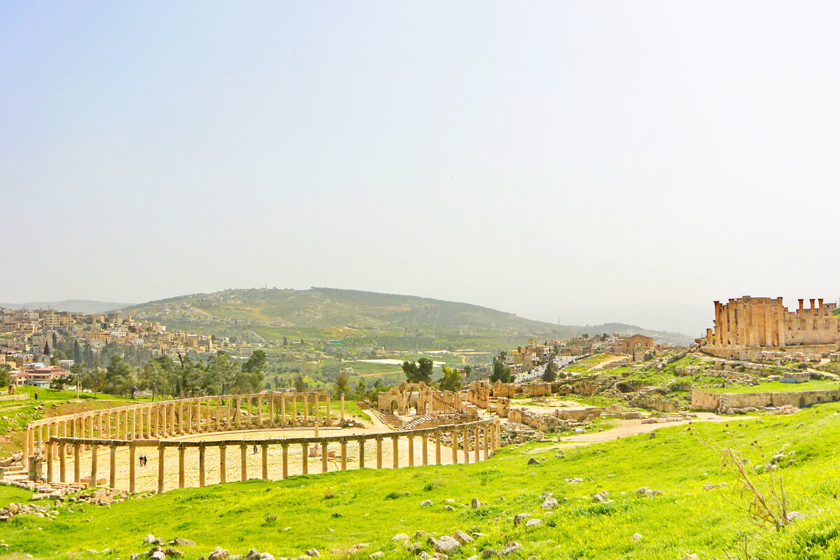Джераш, Овальная площадь и храм Зевса справа. Слева, в тех холмах, где современный Джераш, вполне возможно, тоже археологические сокровища, но уже ученым недоступные...