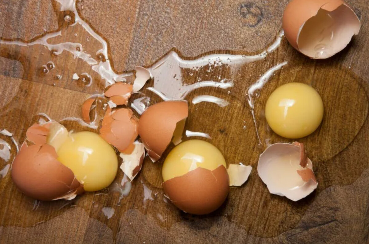 Треснутое яйцо. Разбитое куриное яйцо. Треснутое яйцо. Разбитое яйцо. Растекшееся яйцо.