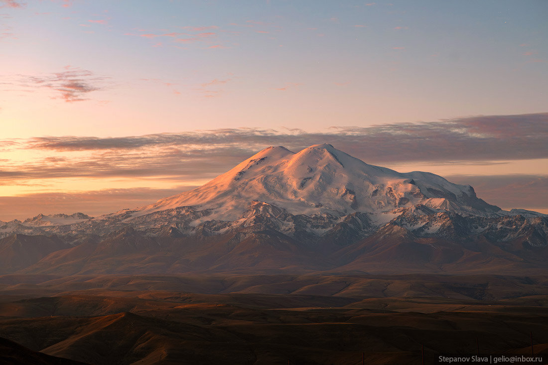 Самая высокая точка России — Эльбрус. У горы две вершины почти одинаковой высоты: Восточная — 5621 м и Западная — 5642 м.