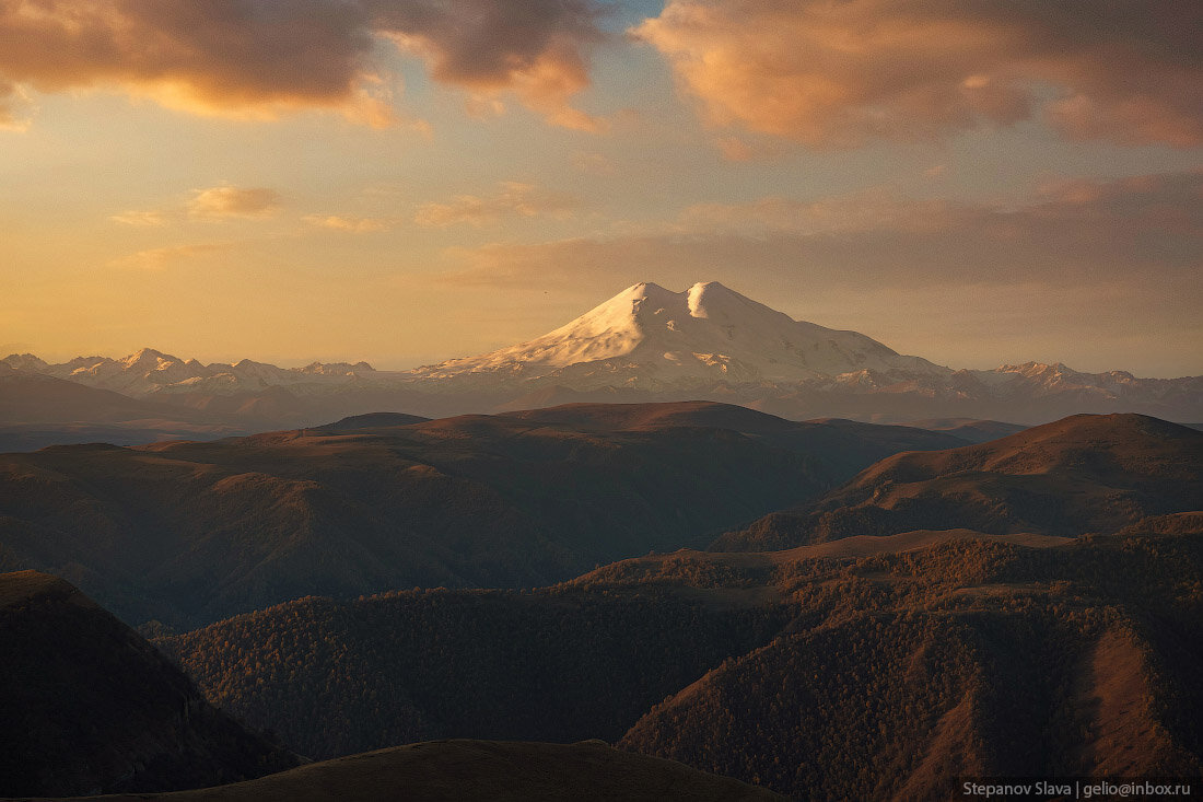 Самая высокая точка России — Эльбрус. У горы две вершины почти одинаковой высоты: Восточная — 5621 м и Западная — 5642 м.-2