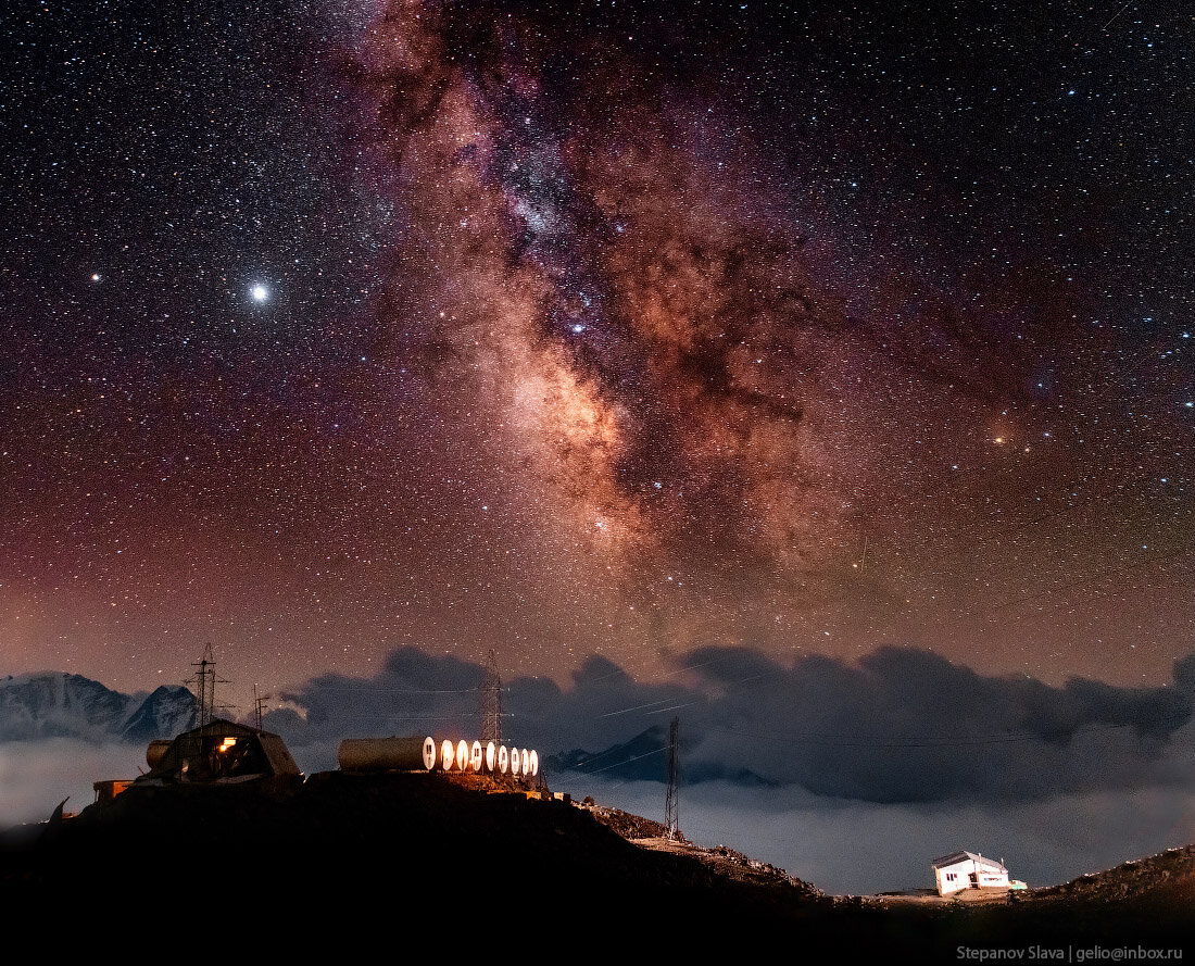 Млечный путь большая медведица. Эльбрус Млечный путь. Звезды над Эльбрусом. Эльбрус звездное небо. Млечный путь над Эльбрусом.