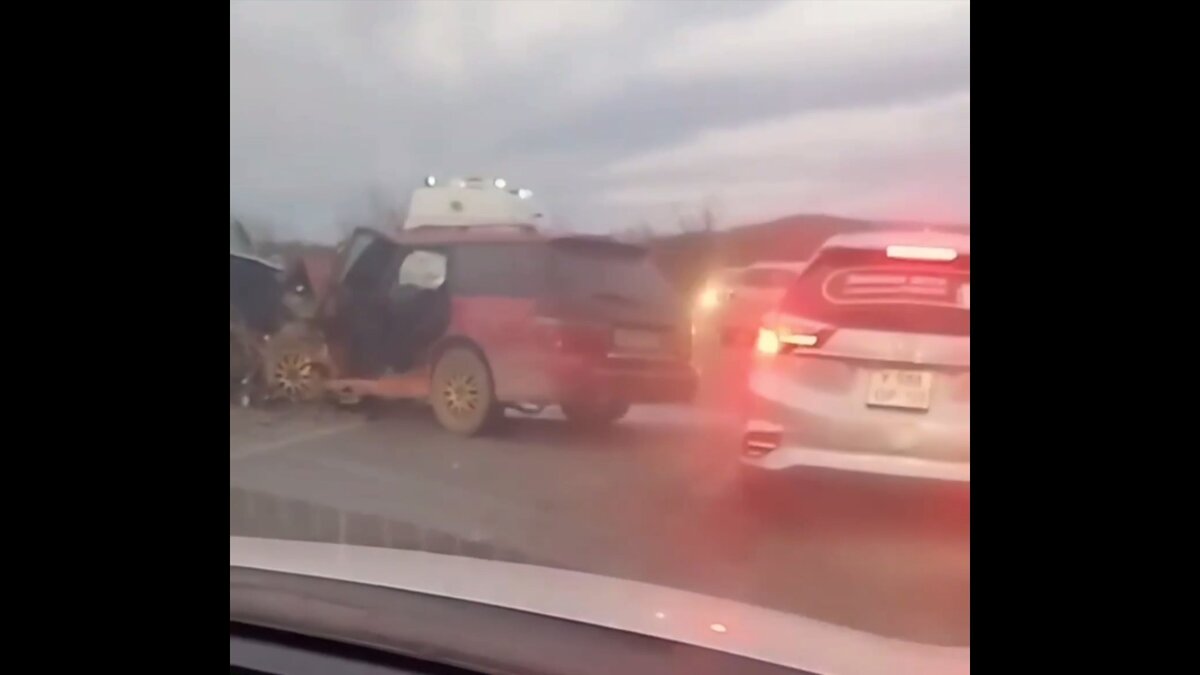 Движение затруднено, стоит скорая»: две машины разбились в Приморье — видео  | Восток-Медиа | Дзен