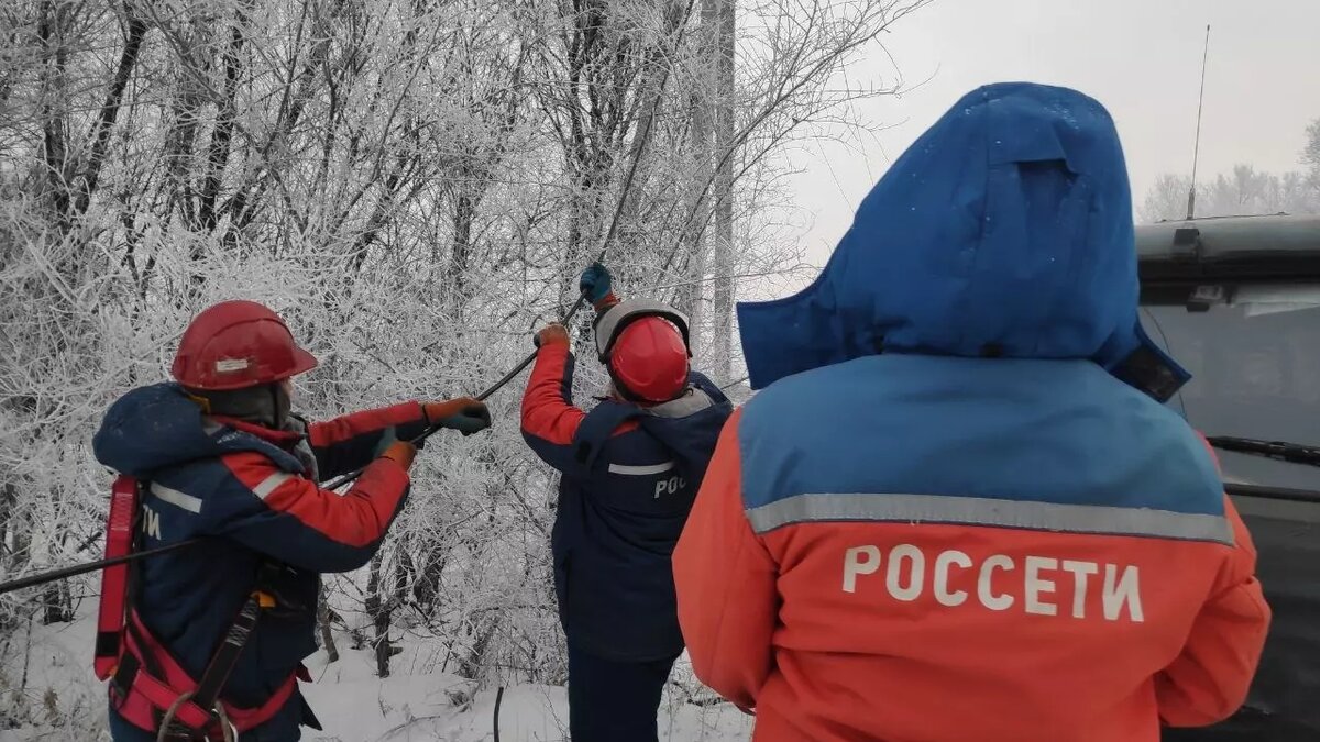     Калинино подключили к новой линии энергопередачи. Это сделали, чтобы равномерно распределить нагрузку на сети и обеспечить потребителей стабильным энергоснабжением.