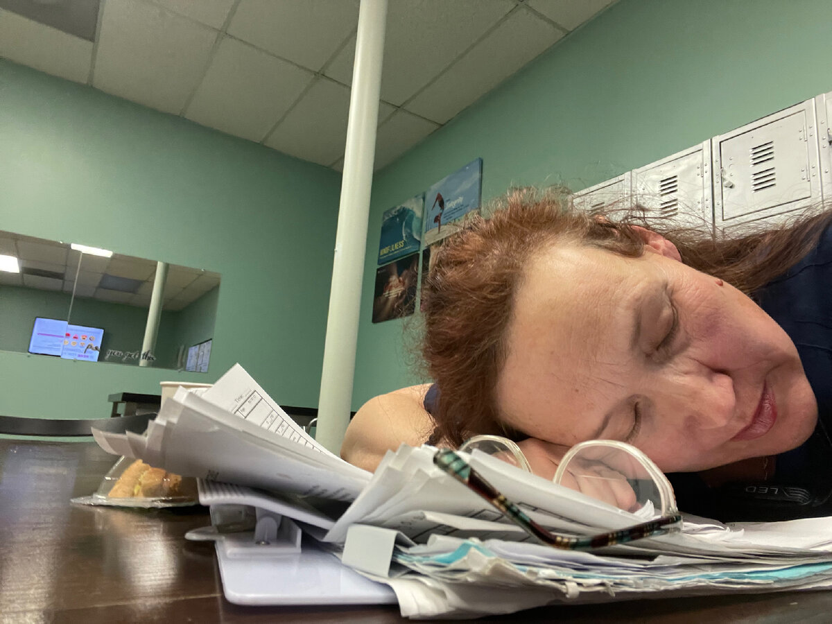 С вечерней практики девчонки прикололись: мол, даже ужинаю записями🤪