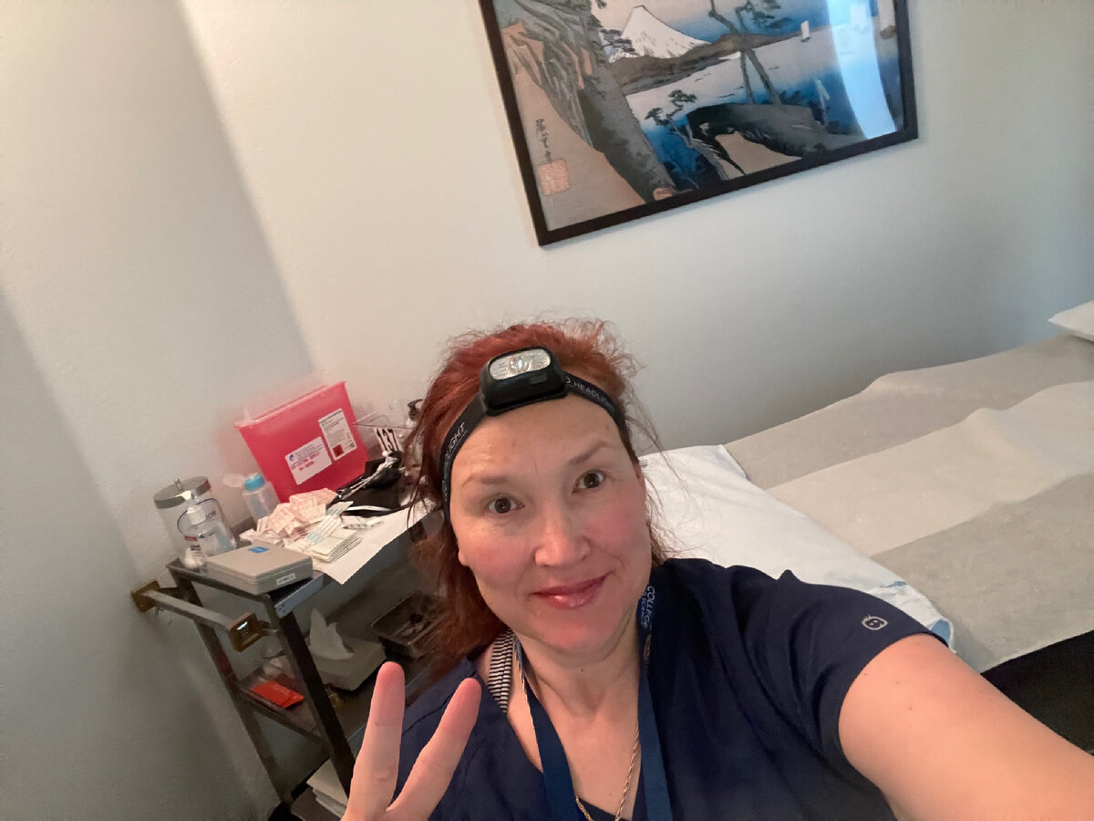 По счастливому лицу и не понять, что спала всего 5 часов- живу за тридевять земель, вот и выезжать приходится в 5 утра, чтобы вовремя приехать в колледж к 9-и утра😆