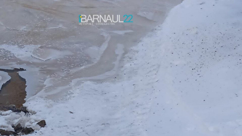     Канализационные отходы затапливают ул. Модельную в Барнауле Barnaul 22