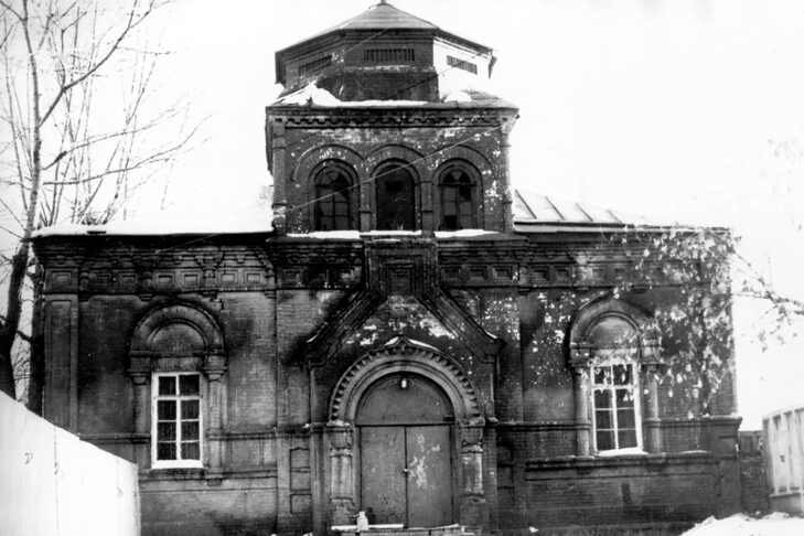 Сейчас на фундаменте разрушенного храма находится гаражный бокс.📷
