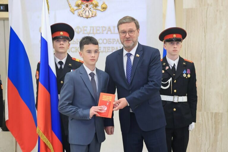    Тимофею Карабину и Дарье Ковалевой из Оренбуржья вручили паспорта в Совете Федерации Кристина Просвиркина