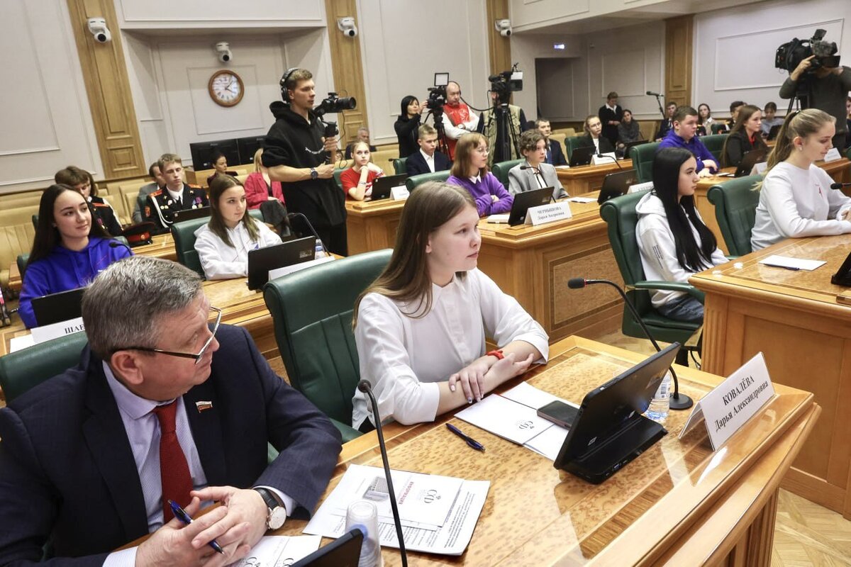    Тимофею Карабину и Дарье Ковалевой из Оренбуржья вручили паспорта в Совете Федерации Кристина Просвиркина