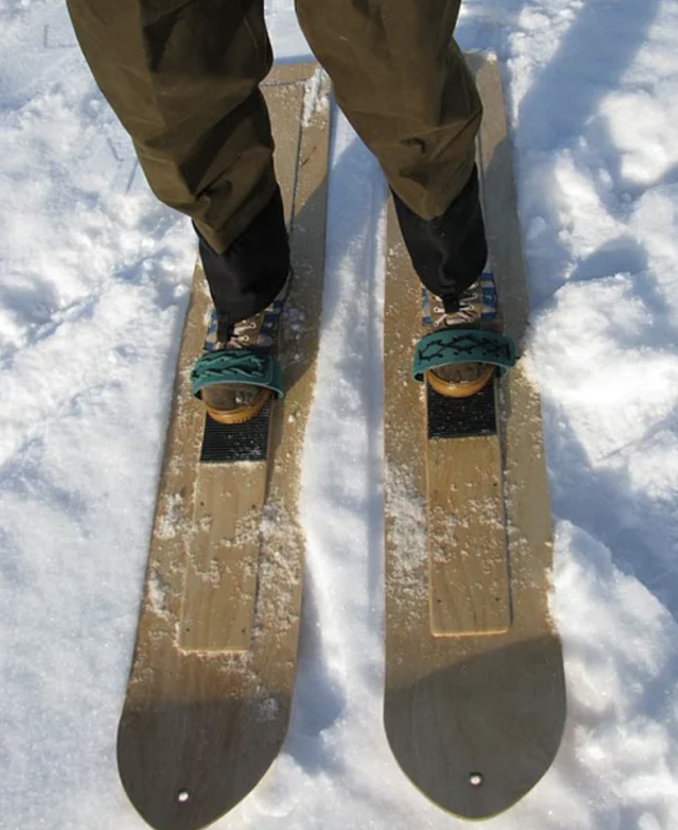 Как ходить на снегоступах. Лыжи охотничьи камусные шатун. Охотничьи лыжи охотник. Лыжи широкие охотничьи. Лыжи в снегу.