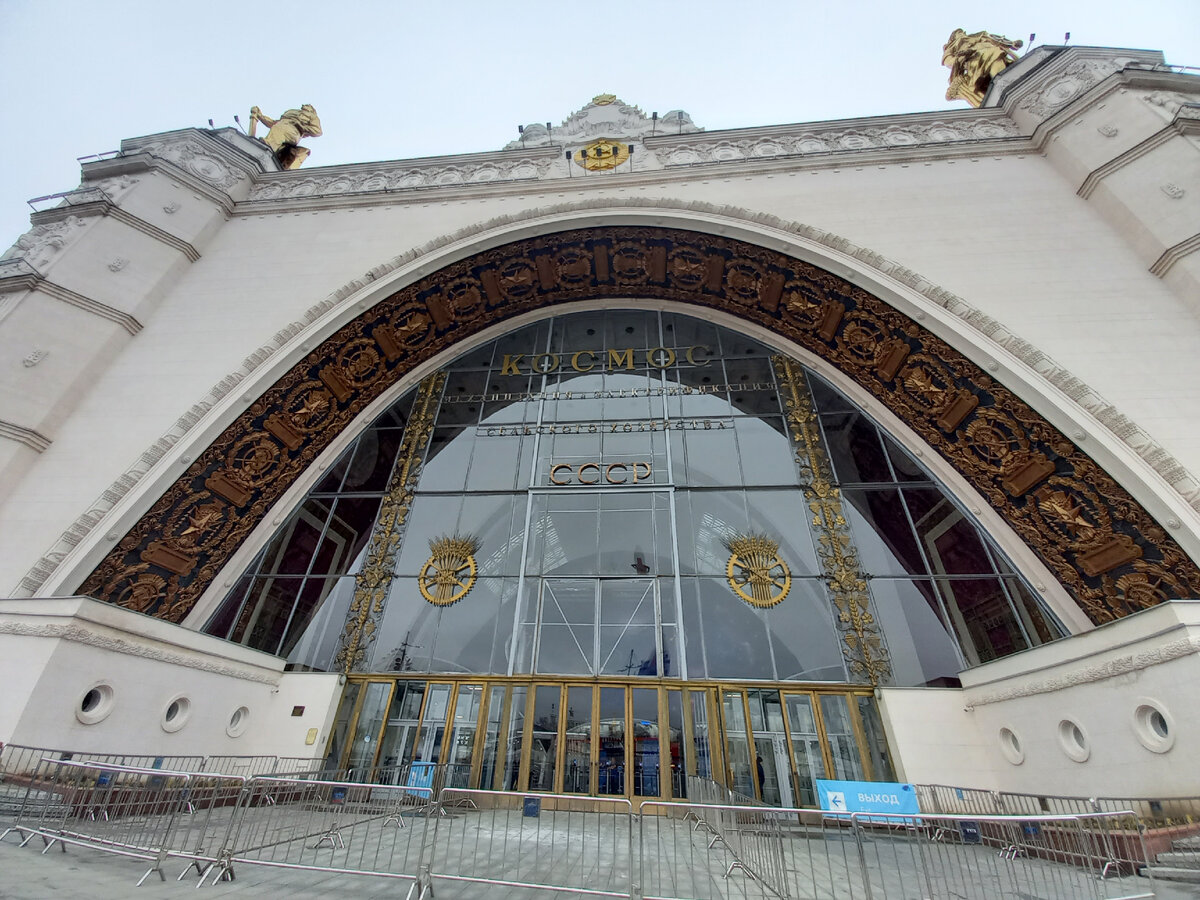 Вход в КБ-3 павильона Космос (с противоположной стороны от уличных макетов ракеты и самолета)