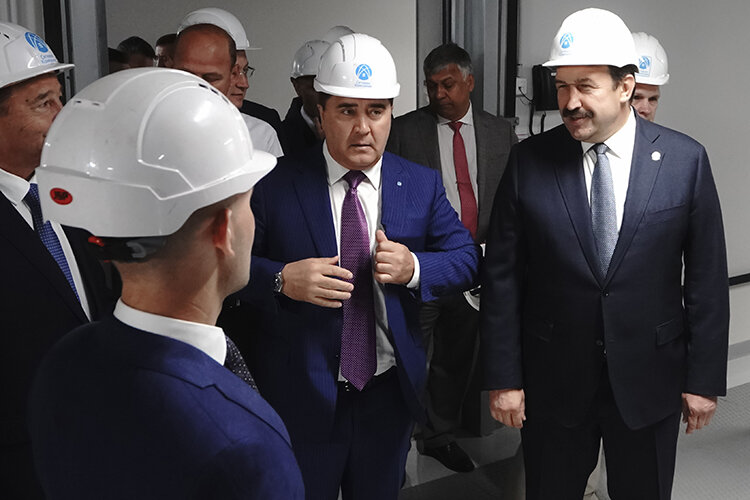    Сетевая компания на 73% принадлежит минземимуществу РТ. Гендиректор — Ильшат Фардиев (в центре), председатель совета директоров — Алексей Песошин (справа). По итогам 2022 года выручка предприятия увеличилась на 6% до 34,1 млрд рублей. Чистая прибыль СК составила 5,1 млрд рублей Фото: «БИЗНЕС Online»