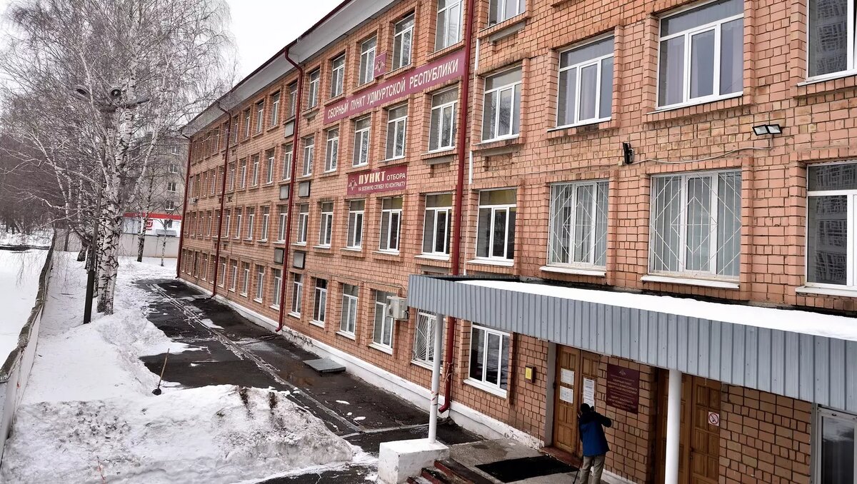     Группа жителей Удмуртии, заключивших контракты с министерством обороны России, отправилась на службу в армии. Об этом сообщила пресс-служба главы и правительства региона.