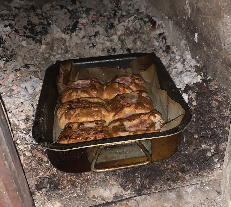 Готовые беляши в русской печи