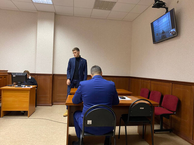    В суде Дискова защищает адвокат Краснов, сам Фартовый присутствует на заседании по ВКС