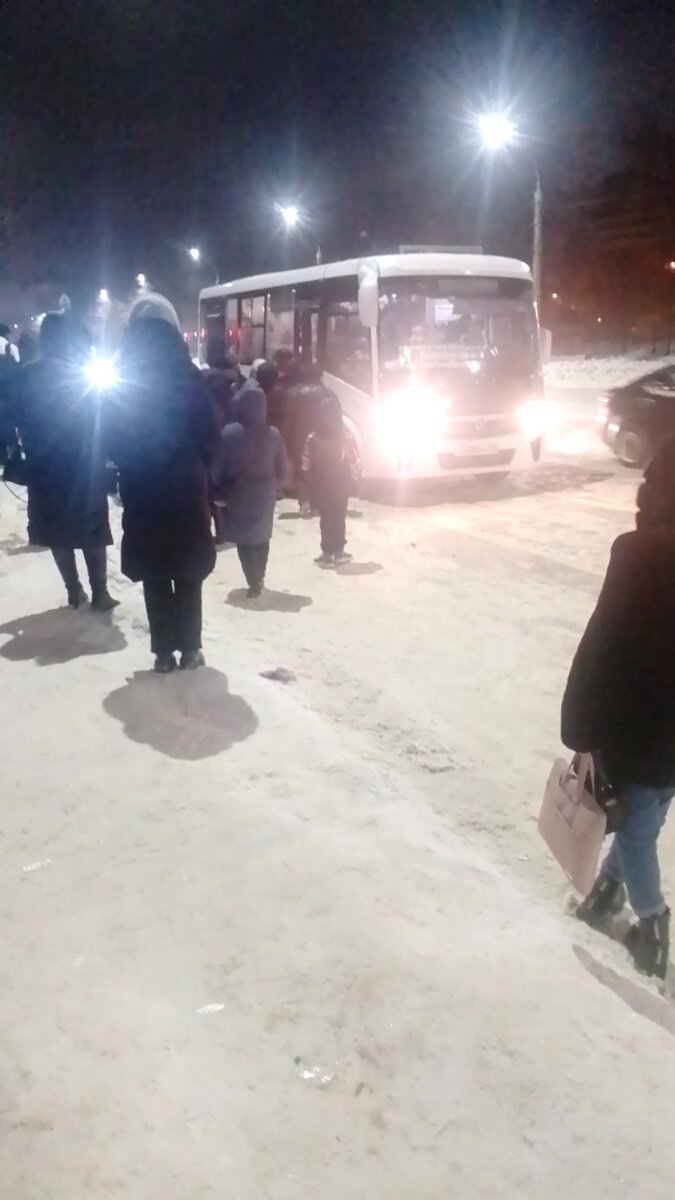 Воронеж замело. Транспорта не хватает. Сотрудники ночуют на работе ...