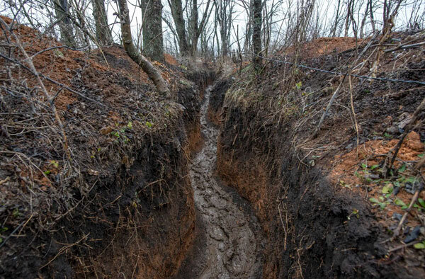 Трудно сказать, что хуже: мёрзлые позиции зимой, или вот эта каша поздней осени или ранней весны... Всё относительно терпимо, только когда мы идём вперёд (фото из открытых источников)