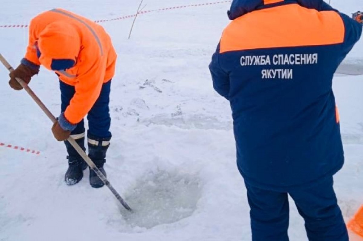    В Якутии продолжают поиски мужчин, провалившихся под лед на тракторе