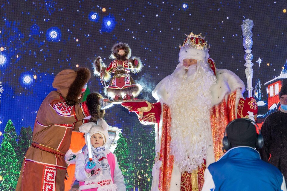    Детей и взрослых ждут Дед Мороз, подарки и сказочные представления вокруг елки. Михаил ФРОЛОВ