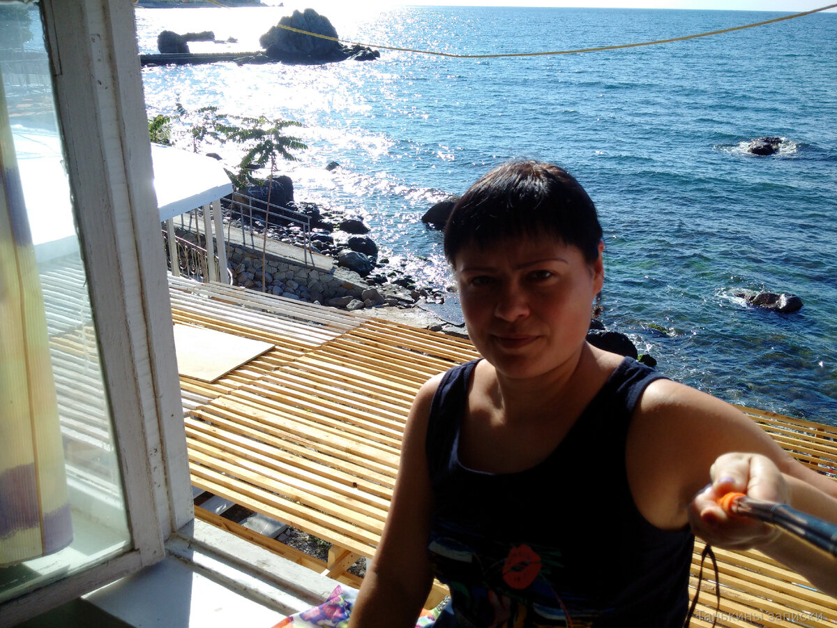 Сижу на подоконнике своего крымского номера. На самом-самом берегу моря. Ностальжи... Эх... 