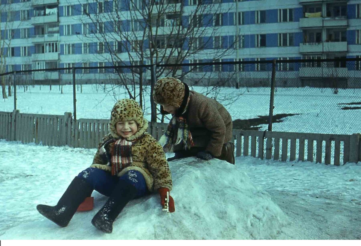 Фотосессия 90х зимой. Советские дети зимой. Детство СССР зима. Дети 80 СССР зима. Советский ребенок в шубе.