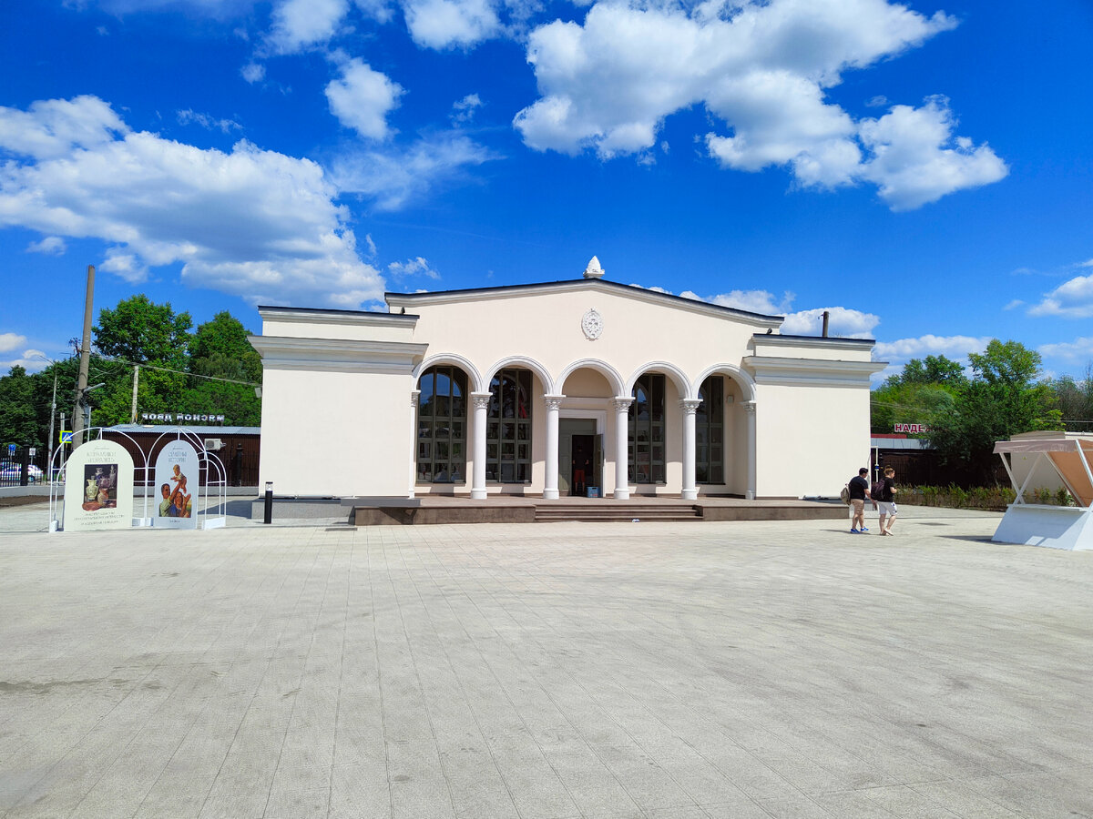 Первый павильон слева от входа, уже летом эксплуатировался для выставок