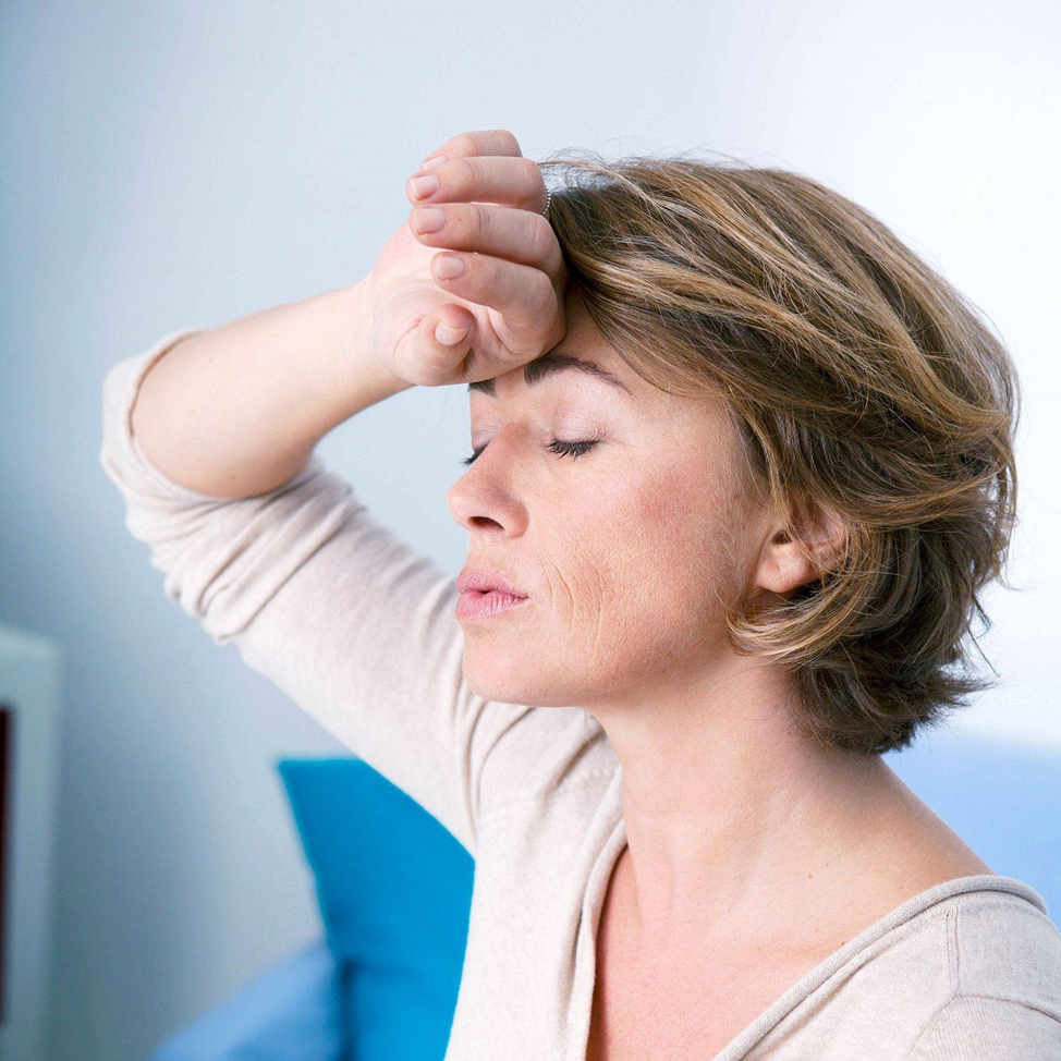 женщина среднего возраста. женщина климактерического возраста. гигиена женщины. счастливая женщина. климактерический период у женщин.