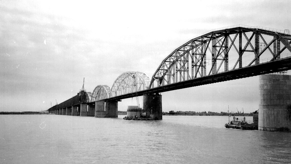 Хабаровский мост. Июнь 1997 года. Первый этап реконструкции. Уширение опор и монтаж на них новых пролётов. Источник фото: ru.wikipedia.org Авторство: Неизвестен. http://trampie.net/wp-content/uploads/2013/06/Bridge_1_600.jpgAvailable from http://trampie.net/krasnoyarsk-bridge, Общественное достояние, https://commons.wikimedia.org/w/index.php?curid=41750747